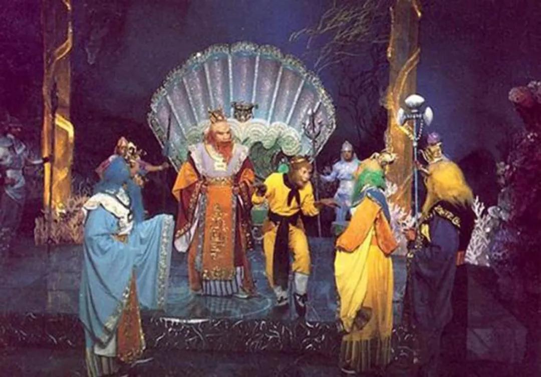 业内点评（小猴戏耍龙天宫，一南十北跑码头）代表什么动物