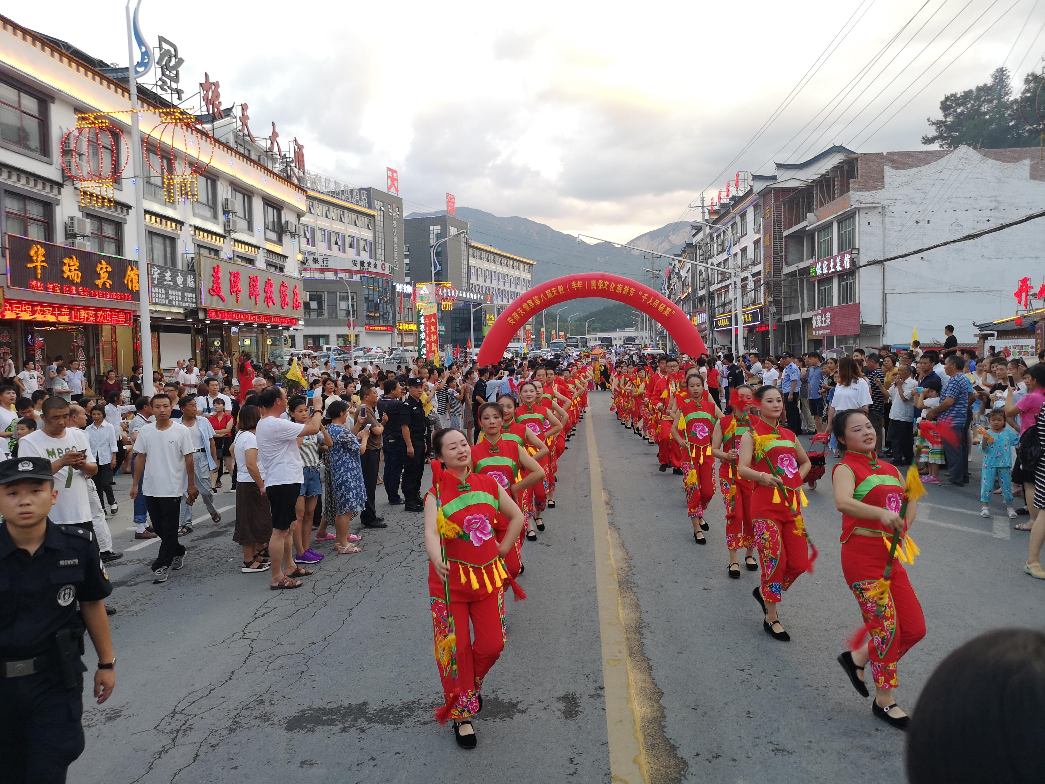 行家点评:五颜六色景如画，十八姑娘一朵花打一动物