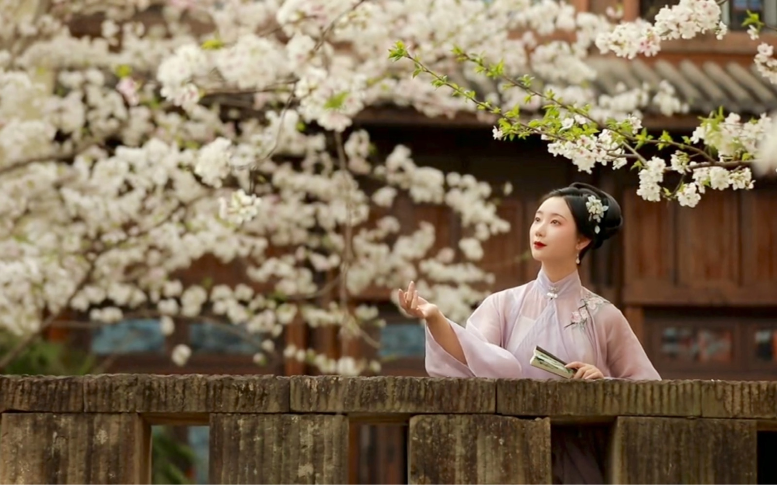 一手资讯（马上坐着食蛇客，倚香偎玉堪流连）打一最佳动物