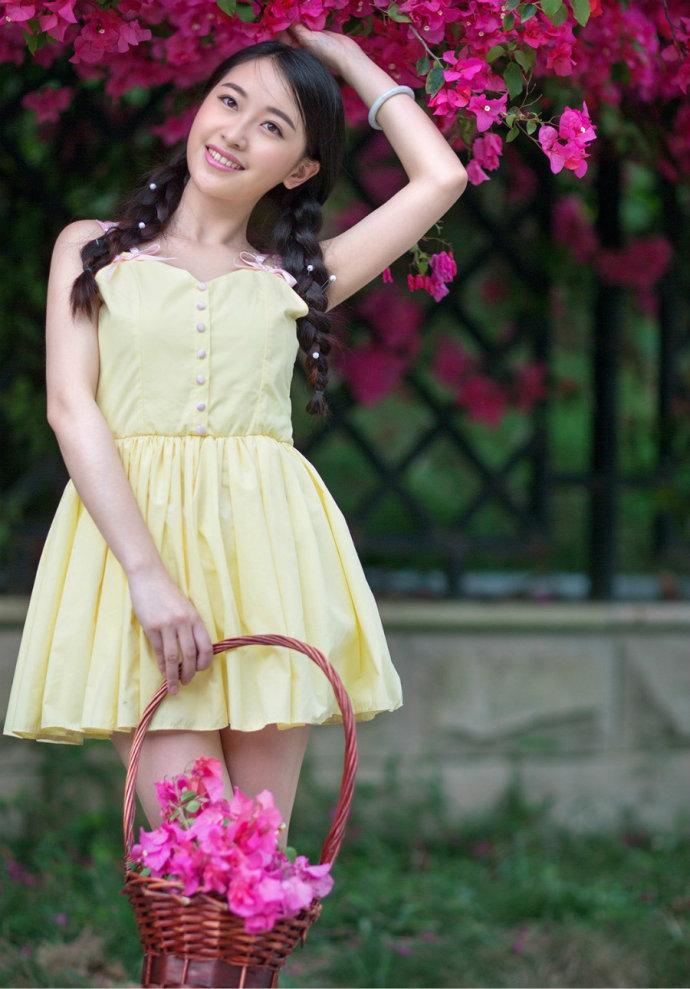 行家点评:五颜六色景如画，十八姑娘一朵花打一动物